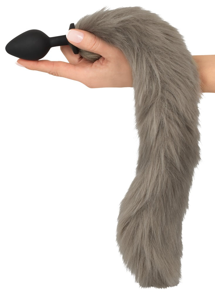 You2Toys Fluffy Tail Analplug in der Hand gehalten mit weichem Schweif