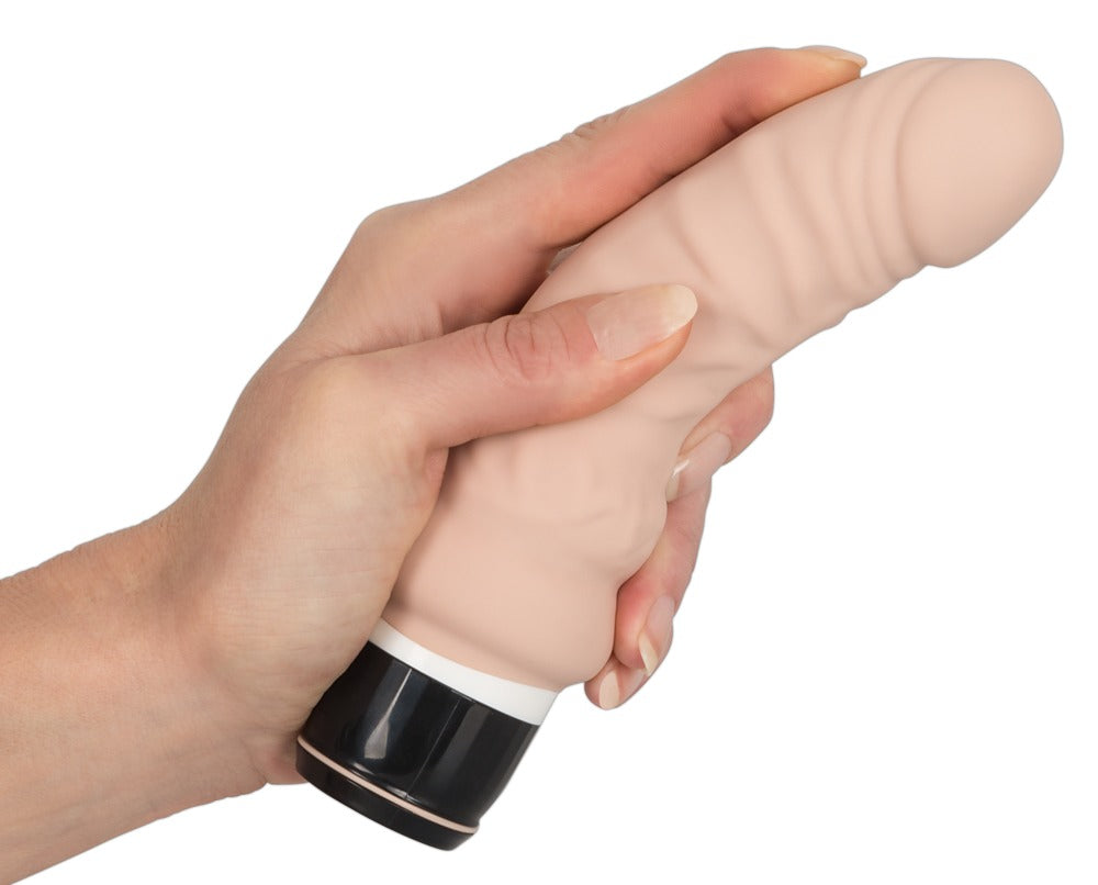You2Toys Nature Vibe Vibrator in der Hand gehalten zur Größenveranschaulichung