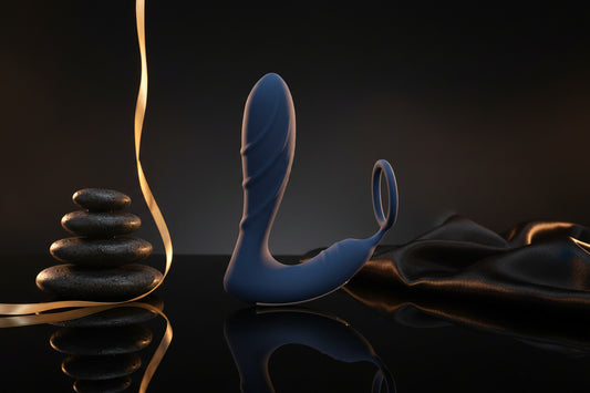 Seitenansicht des You2Toys Prostata Plugs mit Penisring und Fernbedienung