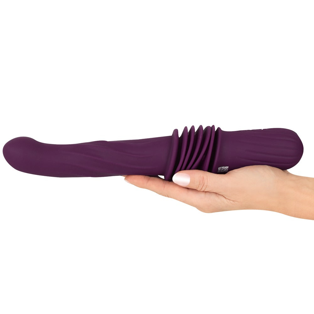 Stoßvibrator in der Hand gehalten zur Größenveranschaulichung