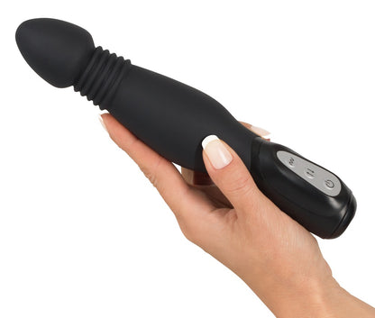 You2Toys Thrusting Anal Vibe in der Hand gehalten zur Anwendung