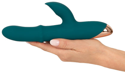 You2Toys Thumping Rabbit Vibrator in der Hand zur Größenveranschaulichung