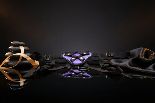 You2Toys Universal Harness aus Kunstleder in Schwarz Frontansicht mit verstellbaren Bändern
